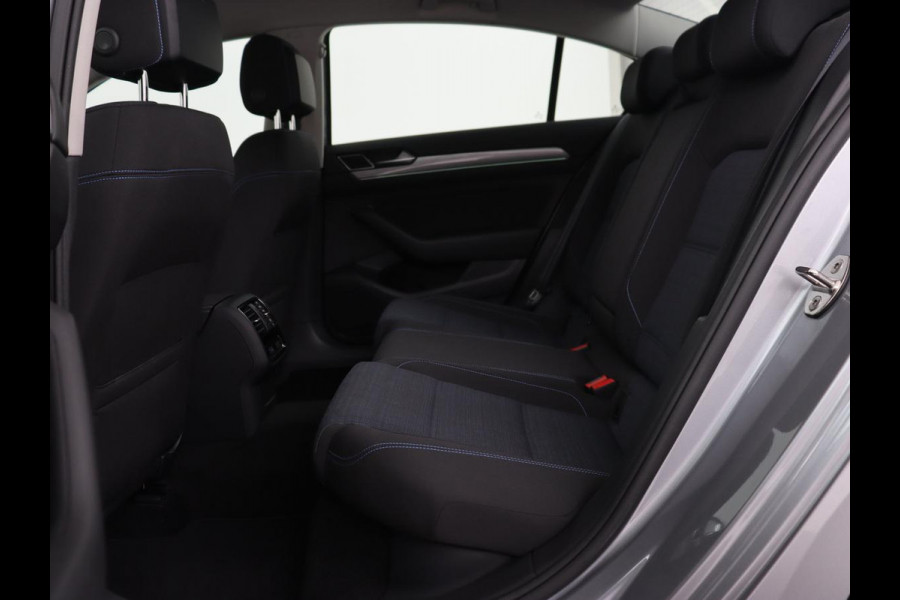 Volkswagen Passat 1.4 TSI PHEV GTE | Trekhaak | Camera | Adaptive cruise | Carplay | Navigatie | Matrix LED | Parkeerhulp | Bluetooth
