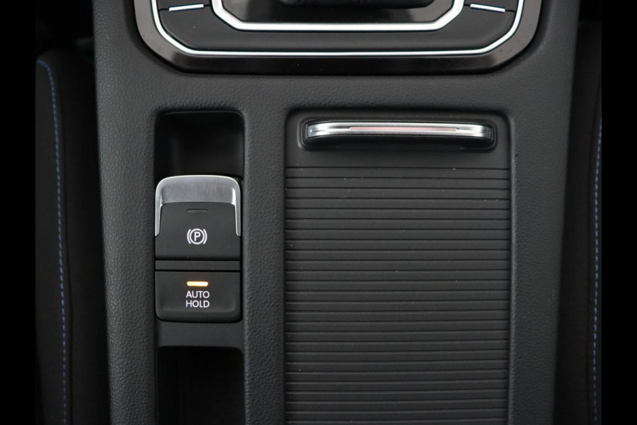 Volkswagen Passat 1.4 TSI PHEV GTE | Trekhaak | Camera | Adaptive cruise | Carplay | Navigatie | Matrix LED | Parkeerhulp | Bluetooth
