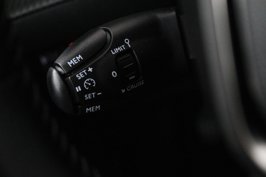 Peugeot 208 1.2 PureTech Allure (CRUISE CONTROL, NAVIGATIE, LANE-ASSIST, BLUETOOTH, NL-AUTO)