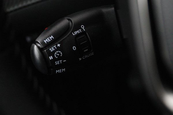 Peugeot 208 1.2 PureTech Allure (CRUISE CONTROL, NAVIGATIE, LANE-ASSIST, BLUETOOTH, NL-AUTO)