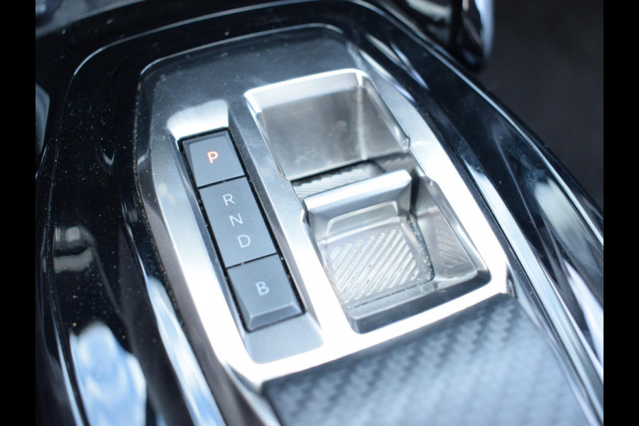 Peugeot e-2008 EV Active Pack 50 kWh | Navigatie | Parkeersensoren achter | Keyless start | Apple Carplay/Android Auto | All Season |