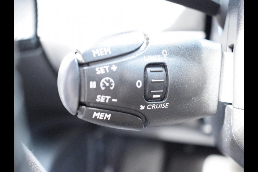 Peugeot e-2008 EV Active Pack 50 kWh | Navigatie | Parkeersensoren achter | Keyless start | Apple Carplay/Android Auto | All Season |