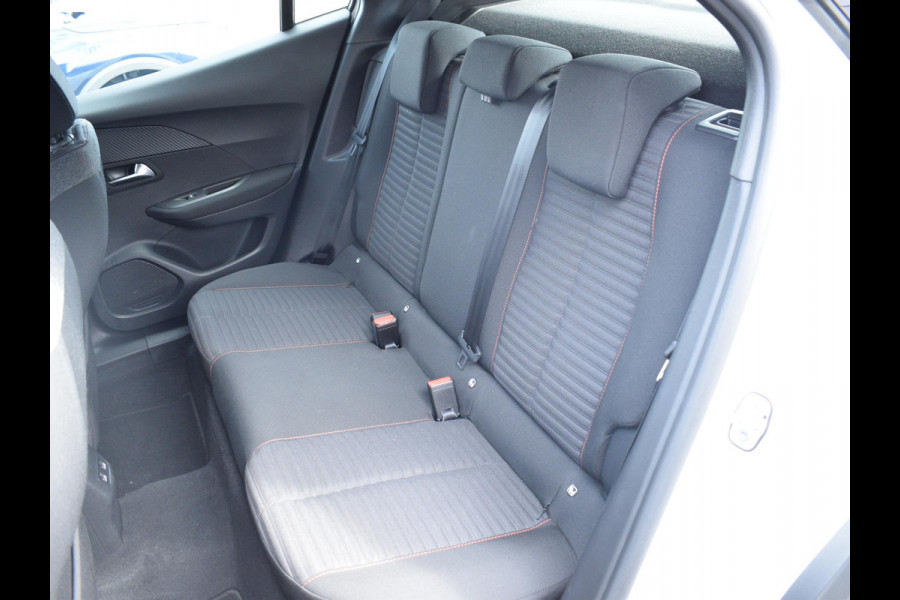 Peugeot e-2008 EV Active Pack 50 kWh | Navigatie | Parkeersensoren achter | Keyless start | Apple Carplay/Android Auto | All Season |
