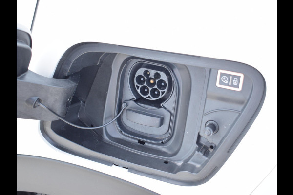 Peugeot e-2008 EV Active Pack 50 kWh | Navigatie | Parkeersensoren achter | Keyless start | Apple Carplay/Android Auto | All Season |