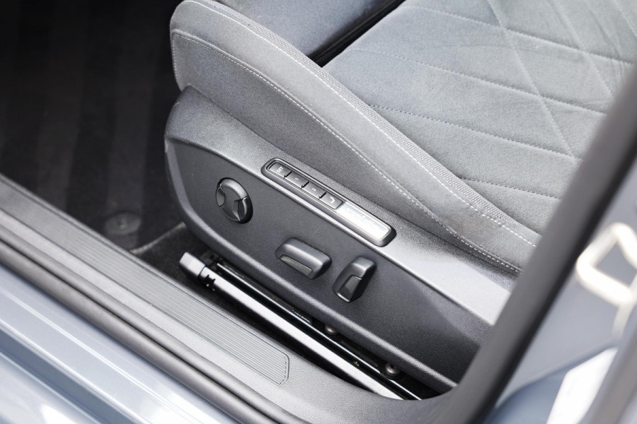 Volkswagen Golf 1.5 eTSI Style |Pano|IQ|Memory|Massage|Ambient|Carplay|