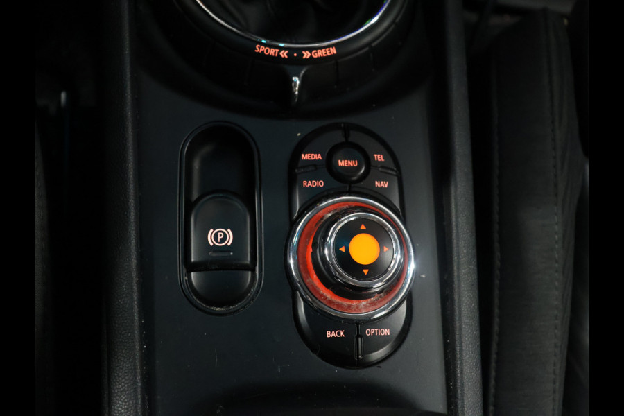 MINI Clubman 1.5 Cooper Chili Serious Business AUTOMAAT [NAVIGATIE, STOELVERWARMING, LED, VOL LEDER, PDC V+A, CRUISE CONTROL, BLUETOOTH TELEFOON, CLIMATE CONTROL, NIEUWSTAAT]