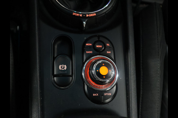 MINI Clubman 1.5 Cooper Chili Serious Business AUTOMAAT [NAVIGATIE, STOELVERWARMING, LED, VOL LEDER, PDC V+A, CRUISE CONTROL, BLUETOOTH TELEFOON, CLIMATE CONTROL, NIEUWSTAAT]