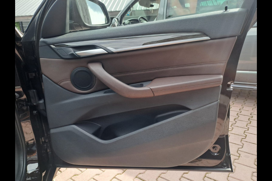 BMW X1 sDrive18i High Executive | Automaat | Leder | Pano | Trekhaak | Cruise | PDC | All-seasons |