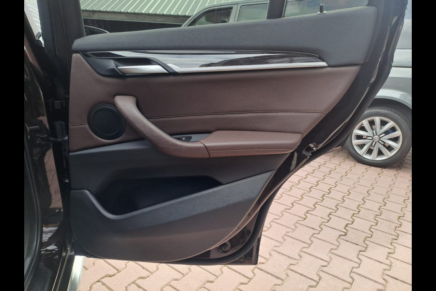 BMW X1 sDrive18i High Executive | Automaat | Leder | Pano | Trekhaak | Cruise | PDC | All-seasons |