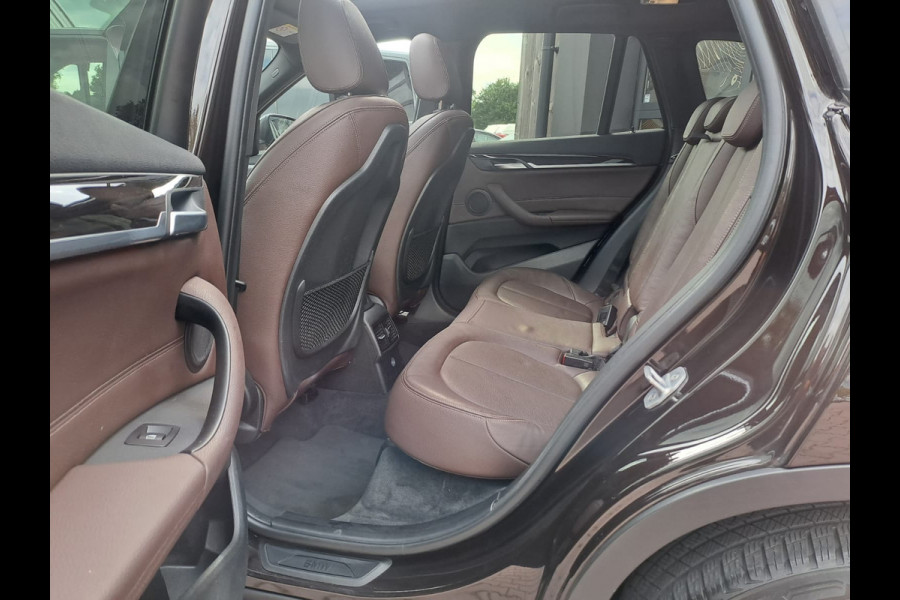BMW X1 sDrive18i High Executive | Automaat | Leder | Pano | Trekhaak | Cruise | PDC | All-seasons |