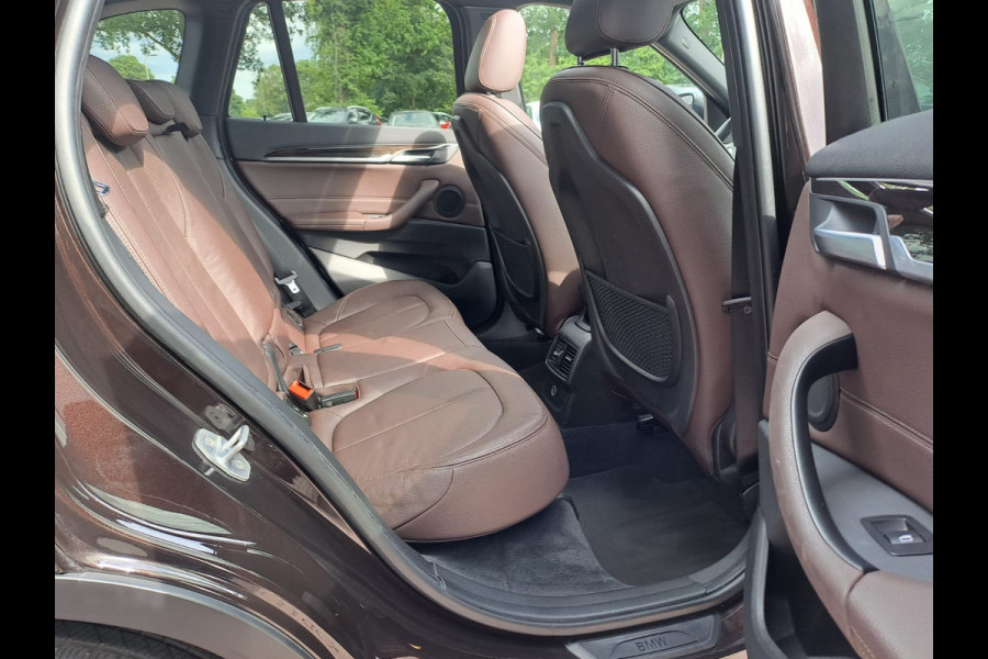 BMW X1 sDrive18i High Executive | Automaat | Leder | Pano | Trekhaak | Cruise | PDC | All-seasons |