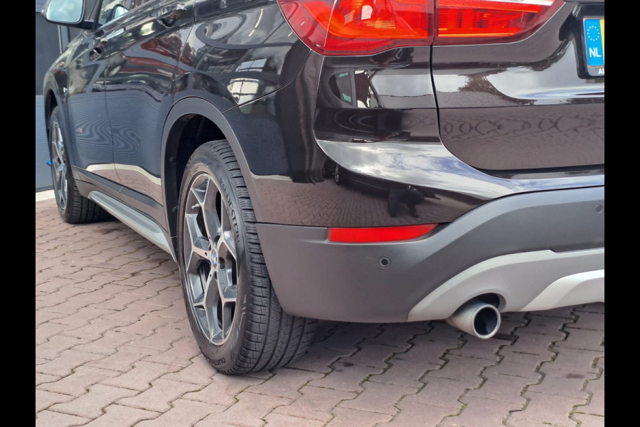 BMW X1 sDrive18i High Executive | Automaat | Leder | Pano | Trekhaak | Cruise | PDC | All-seasons |