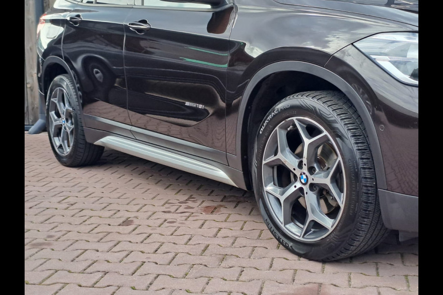 BMW X1 sDrive18i High Executive | Automaat | Leder | Pano | Trekhaak | Cruise | PDC | All-seasons |