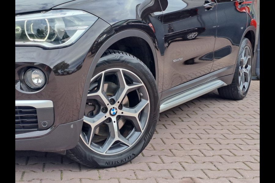 BMW X1 sDrive18i High Executive | Automaat | Leder | Pano | Trekhaak | Cruise | PDC | All-seasons |