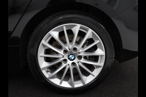 BMW 1-serie 120i Business Edition | Stoelverwarming | Sportstoelen | Carplay | Live Cockpit | Navigatie | Climate control | Parkeerhulp | Cruise control