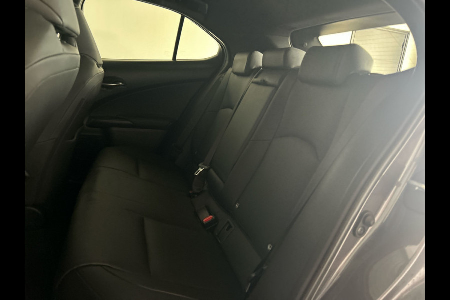 Lexus UX 300e Luxury Line 73 kWh | 45% korting | Winter-pakket | Tech Pack | Mooi groot multimedia scherm | Navigatie | Nieuwprijs € 61.095,00 | Premium kwaliteit voor een topprijs