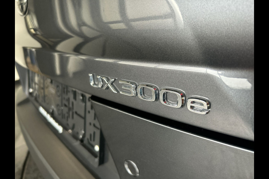 Lexus UX 300e Luxury Line 73 kWh | 45% korting | Winter-pakket | Tech Pack | Mooi groot multimedia scherm | Navigatie | Nieuwprijs € 61.095,00 | Premium kwaliteit voor een topprijs