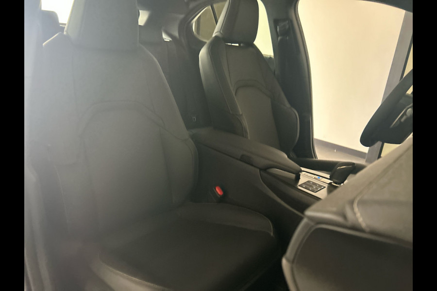 Lexus UX 300e Luxury Line 73 kWh | 45% korting | Winter-pakket | Tech Pack | Mooi groot multimedia scherm | Navigatie | Nieuwprijs € 61.095,00 | Premium kwaliteit voor een topprijs