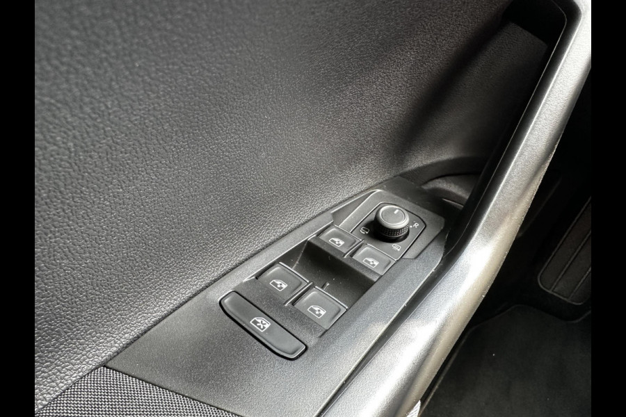 Volkswagen Taigo 1.0 TSI 110pk DSG Style Navigatie Apple Carplay/Android Auto Parkeersensoren Camera Blind Spot Assist Adaptive Cruise Control Stoelverwarming Ledverlichting Climate Control