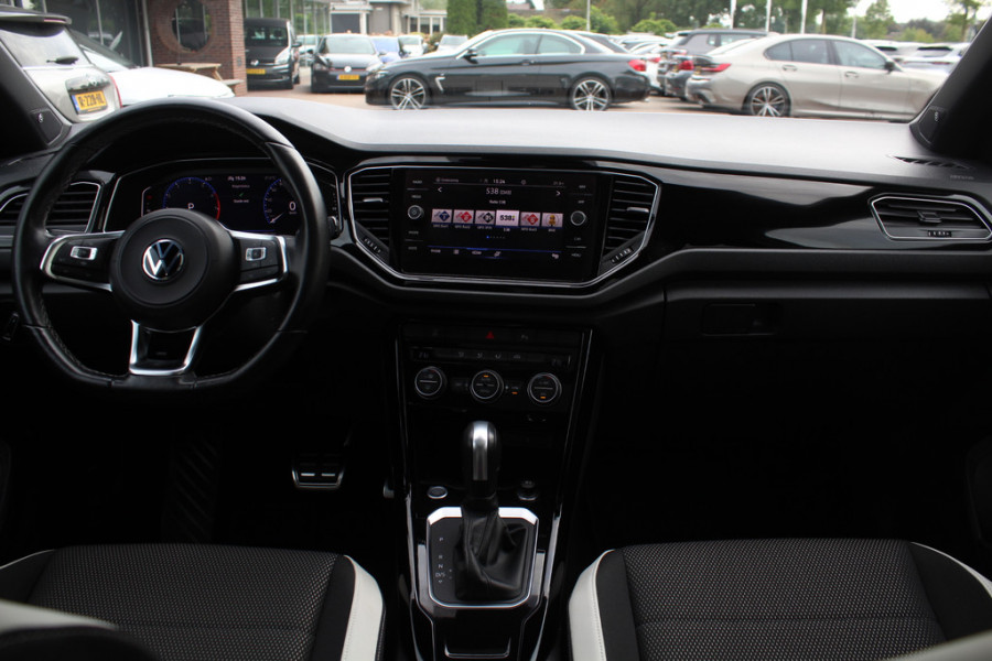 Volkswagen T-Roc 1.5 TSI Sport / Trekhaak / Panoramadak / Camera / 18'' / Dodehoek / Elektr. achterklep / Apple CarPlay / DAB / ACC