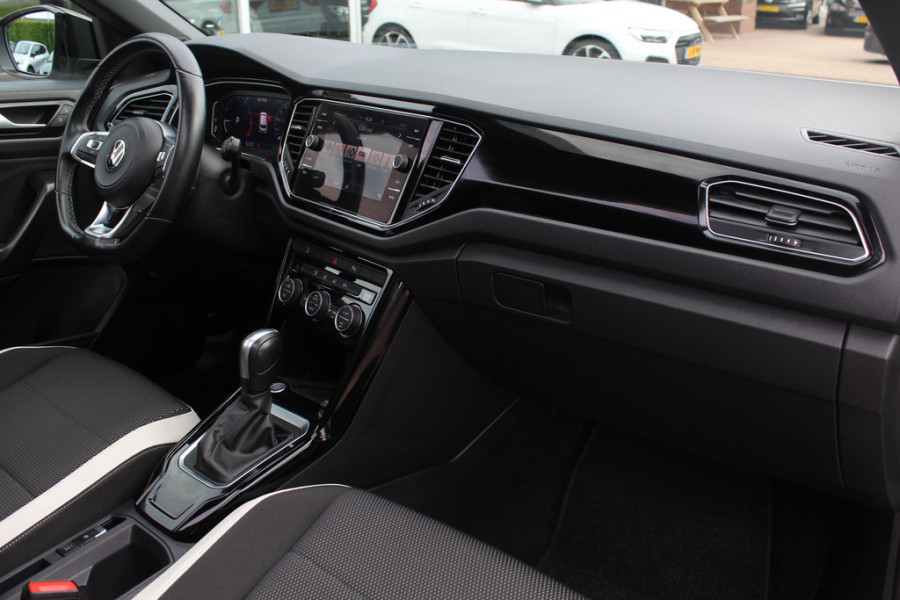 Volkswagen T-Roc 1.5 TSI Sport / Trekhaak / Panoramadak / Camera / 18'' / Dodehoek / Elektr. achterklep / Apple CarPlay / DAB / ACC