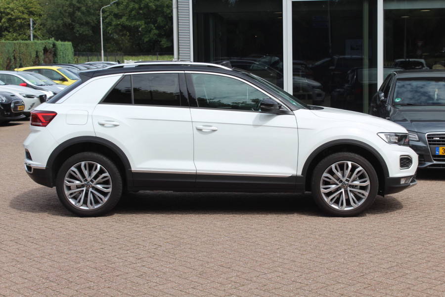 Volkswagen T-Roc 1.5 TSI Sport / Trekhaak / Panoramadak / Camera / 18'' / Dodehoek / Elektr. achterklep / Apple CarPlay / DAB / ACC