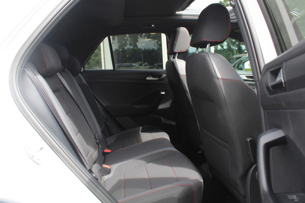 Volkswagen T-Roc 1.5 TSI Sport / Trekhaak / Panoramadak / Camera / 18'' / Dodehoek / Elektr. achterklep / Apple CarPlay / DAB / ACC