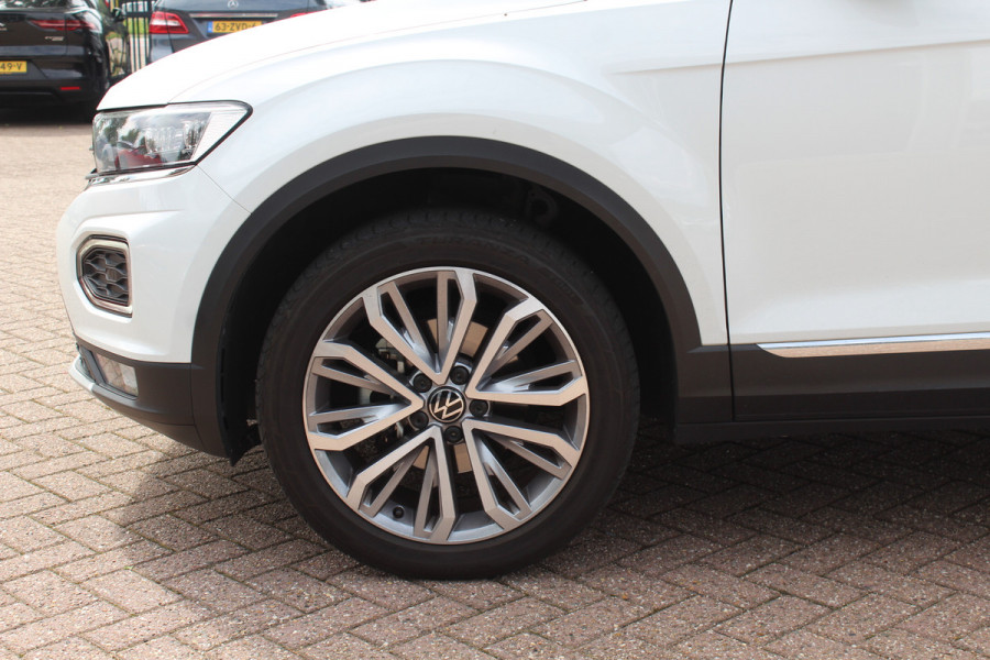 Volkswagen T-Roc 1.5 TSI Sport / Trekhaak / Panoramadak / Camera / 18'' / Dodehoek / Elektr. achterklep / Apple CarPlay / DAB / ACC