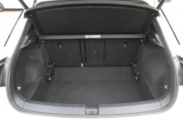 Volkswagen T-Roc 1.5 TSI Sport / Trekhaak / Panoramadak / Camera / 18'' / Dodehoek / Elektr. achterklep / Apple CarPlay / DAB / ACC