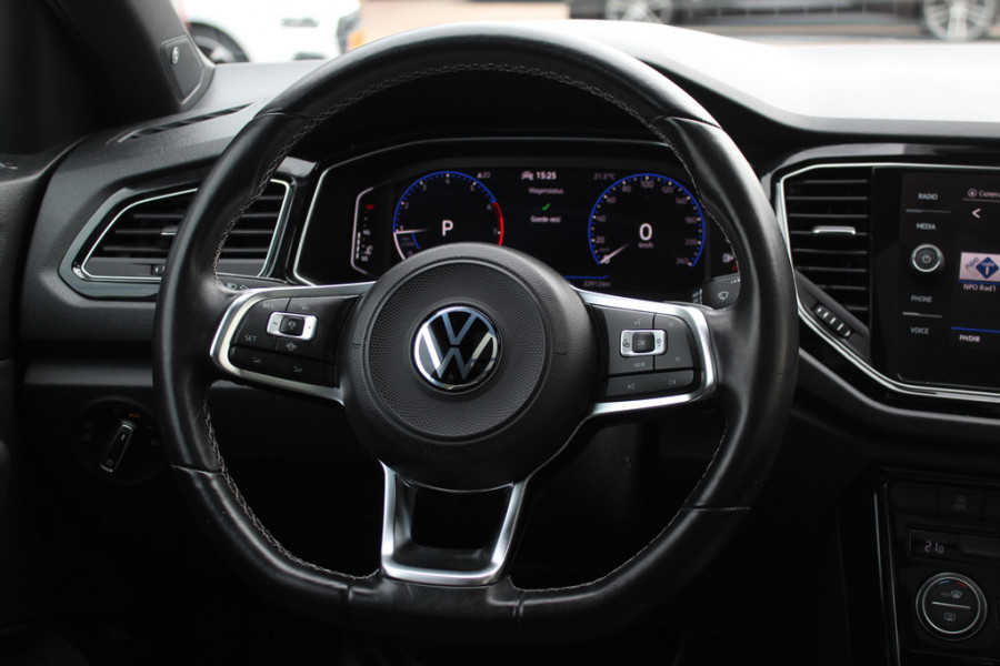Volkswagen T-Roc 1.5 TSI Sport / Trekhaak / Panoramadak / Camera / 18'' / Dodehoek / Elektr. achterklep / Apple CarPlay / DAB / ACC