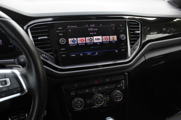 Volkswagen T-Roc 1.5 TSI Sport / Trekhaak / Panoramadak / Camera / 18'' / Dodehoek / Elektr. achterklep / Apple CarPlay / DAB / ACC