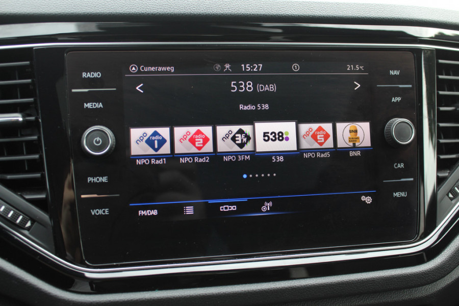 Volkswagen T-Roc 1.5 TSI Sport / Trekhaak / Panoramadak / Camera / 18'' / Dodehoek / Elektr. achterklep / Apple CarPlay / DAB / ACC
