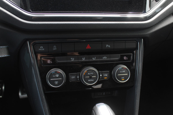 Volkswagen T-Roc 1.5 TSI Sport / Trekhaak / Panoramadak / Camera / 18'' / Dodehoek / Elektr. achterklep / Apple CarPlay / DAB / ACC