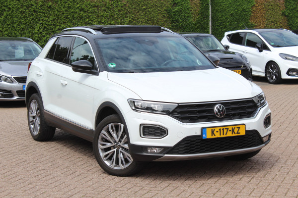 Volkswagen T-Roc 1.5 TSI Sport / Trekhaak / Panoramadak / Camera / 18'' / Dodehoek / Elektr. achterklep / Apple CarPlay / DAB / ACC