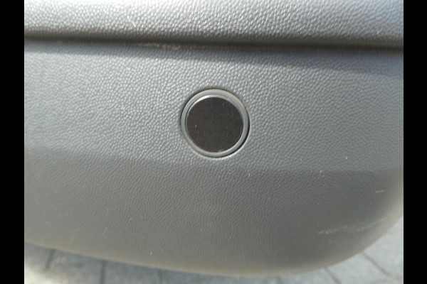 Volkswagen Transporter 2.0 TDI L2H1 airco . pdc. trekhaak. 3 zits