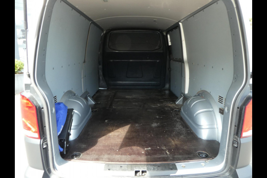 Volkswagen Transporter 2.0 TDI L2H1 airco . pdc. trekhaak. 3 zits