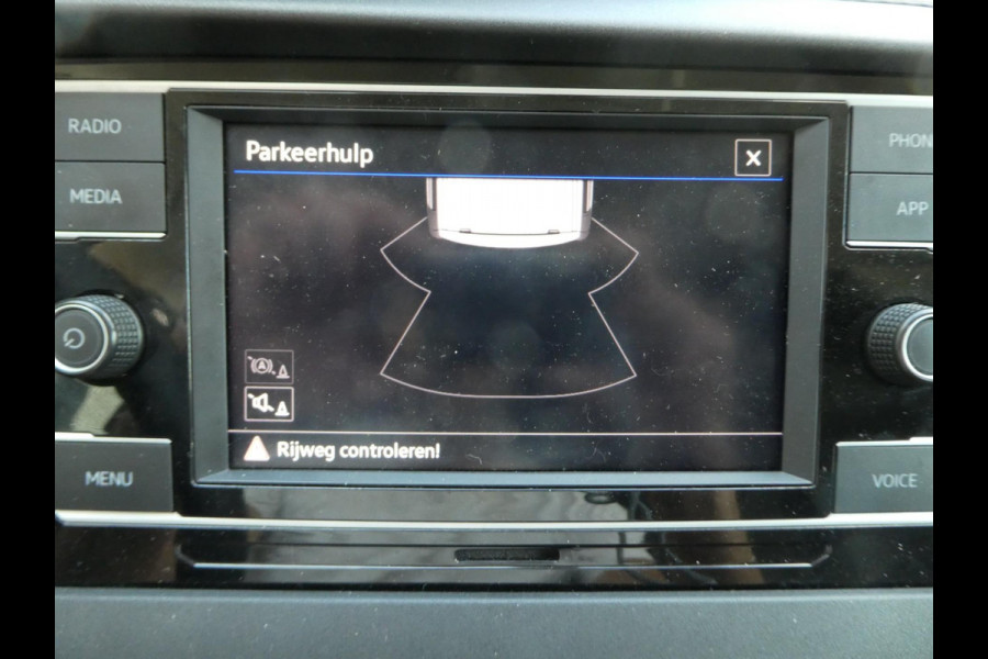 Volkswagen Transporter 2.0 TDI L2H1 airco . pdc. trekhaak. 3 zits