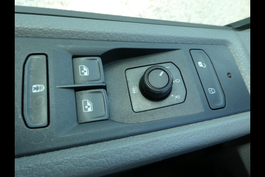Volkswagen Transporter 2.0 TDI L2H1 airco . pdc. trekhaak. 3 zits