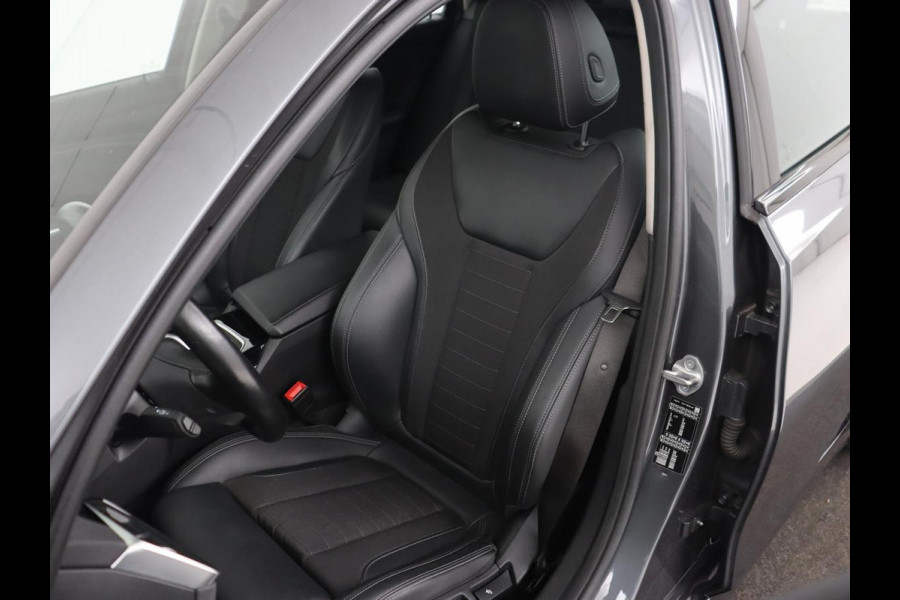 BMW 3 Serie 318i Executive Edition | Sport Line | Trekhaak | Sportstoelen | Carplay | Half leder | Live Cockpit | Navigatie | Climate control | Parkeerhulp
