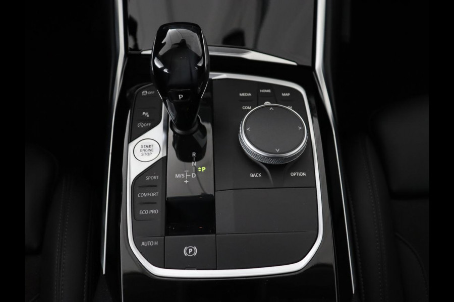 BMW 3 Serie 318i Executive Edition | Sport Line | Trekhaak | Sportstoelen | Carplay | Half leder | Live Cockpit | Navigatie | Climate control | Parkeerhulp