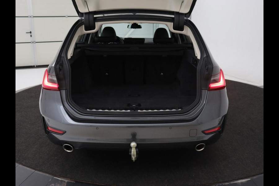 BMW 3 Serie 318i Executive Edition | Sport Line | Trekhaak | Sportstoelen | Carplay | Half leder | Live Cockpit | Navigatie | Climate control | Parkeerhulp