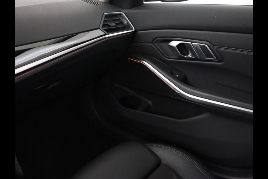 BMW 3 Serie 318i Executive Edition | Sport Line | Trekhaak | Sportstoelen | Carplay | Half leder | Live Cockpit | Navigatie | Climate control | Parkeerhulp