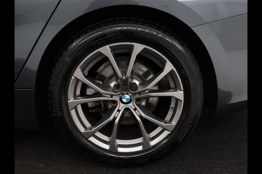BMW 3 Serie 318i Executive Edition | Sport Line | Trekhaak | Sportstoelen | Carplay | Half leder | Live Cockpit | Navigatie | Climate control | Parkeerhulp