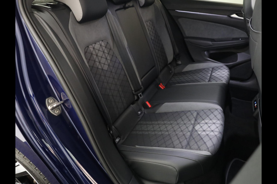 Volkswagen Golf 1.5 eTSI R-Line 150 pk Automaat (DSG) | Navigatie | Panoramadak | Parkeersensoren | Achteruitrijcamera | Matrix LED koplampen | Black Style pakket | R-Line |