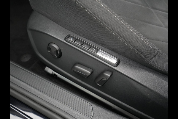 Volkswagen Golf 1.4 eHybrid 204pk Panorama Navi via app Camera Side assist 338