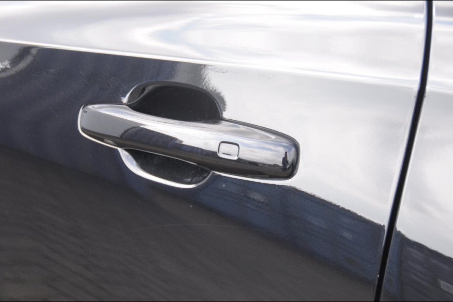 Volvo XC60 T6 340PK Automaat Recharge AWD R-Design / Cruise control / Harman Kardon Audio / Elektrische achterklep / Apple carplay / parkeersensoren met camera / Elektrische stoelen / Panoramadak / Sportstoelen / Stoel - en stuurwielverwarming / Keyless entry