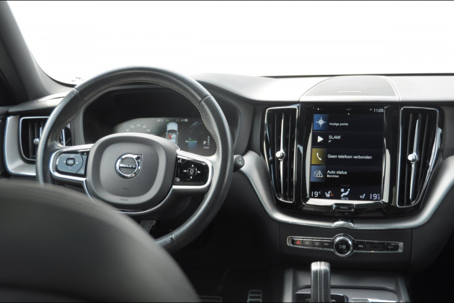 Volvo XC60 T6 340PK Automaat Recharge AWD R-Design / Cruise control / Harman Kardon Audio / Elektrische achterklep / Apple carplay / parkeersensoren met camera / Elektrische stoelen / Panoramadak / Sportstoelen / Stoel - en stuurwielverwarming / Keyless entry