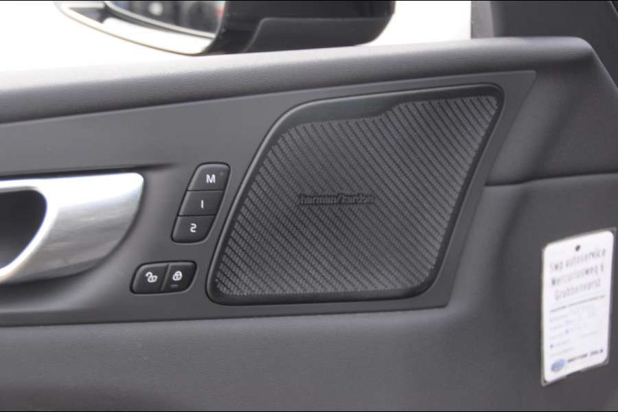 Volvo XC60 T6 340PK Automaat Recharge AWD R-Design / Cruise control / Harman Kardon Audio / Elektrische achterklep / Apple carplay / parkeersensoren met camera / Elektrische stoelen / Panoramadak / Sportstoelen / Stoel - en stuurwielverwarming / Keyless entry