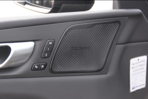 Volvo XC60 T6 340PK Automaat Recharge AWD R-Design / Cruise control / Harman Kardon Audio / Elektrische achterklep / Apple carplay / parkeersensoren met camera / Elektrische stoelen / Panoramadak / Sportstoelen / Stoel - en stuurwielverwarming / Keyless entry