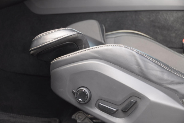Volvo XC60 T6 340PK Automaat Recharge AWD R-Design / Cruise control / Harman Kardon Audio / Elektrische achterklep / Apple carplay / parkeersensoren met camera / Elektrische stoelen / Panoramadak / Sportstoelen / Stoel - en stuurwielverwarming / Keyless entry